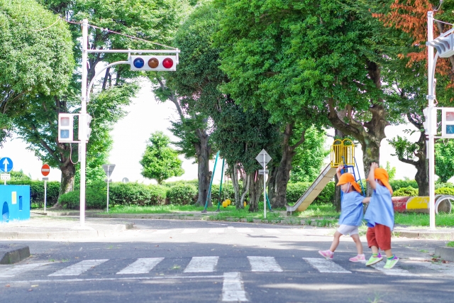 道路にある横断歩道を気を付けて渡る子ども