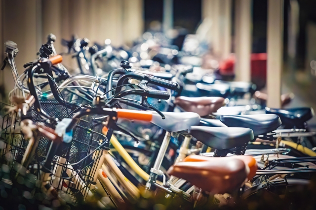 自転車がたくさん置かれている駐輪場